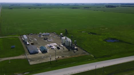 una gran parcela de tierra cuadrada que contiene varios silos de elevadores de grano de un negocio de recursos de suministro agrícola cerca de brandon manitoba canada