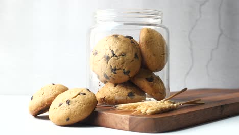 galletas de chispas de chocolate en un frasco