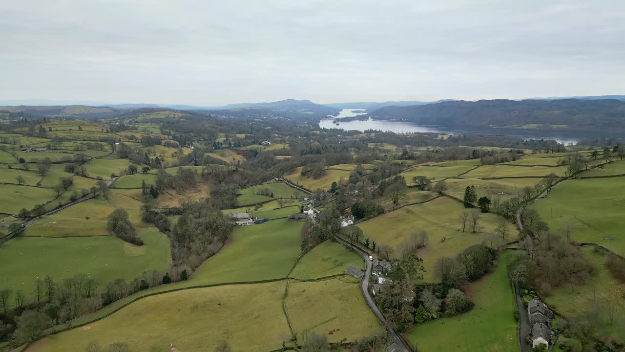 imágenes aéreas cinematográficas del pequeño pueblo de troutbeck es un pueblo y una antigua parroquia civil, ahora en la parroquia de los lagos, en el distrito de south lakeland en cumbria, inglaterra