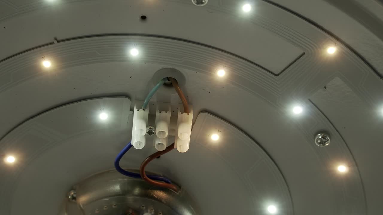 luz de techo abierta con control remoto en el techo