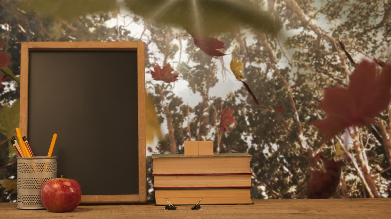animación de hojas de otoño que caen sobre libros y pizarra