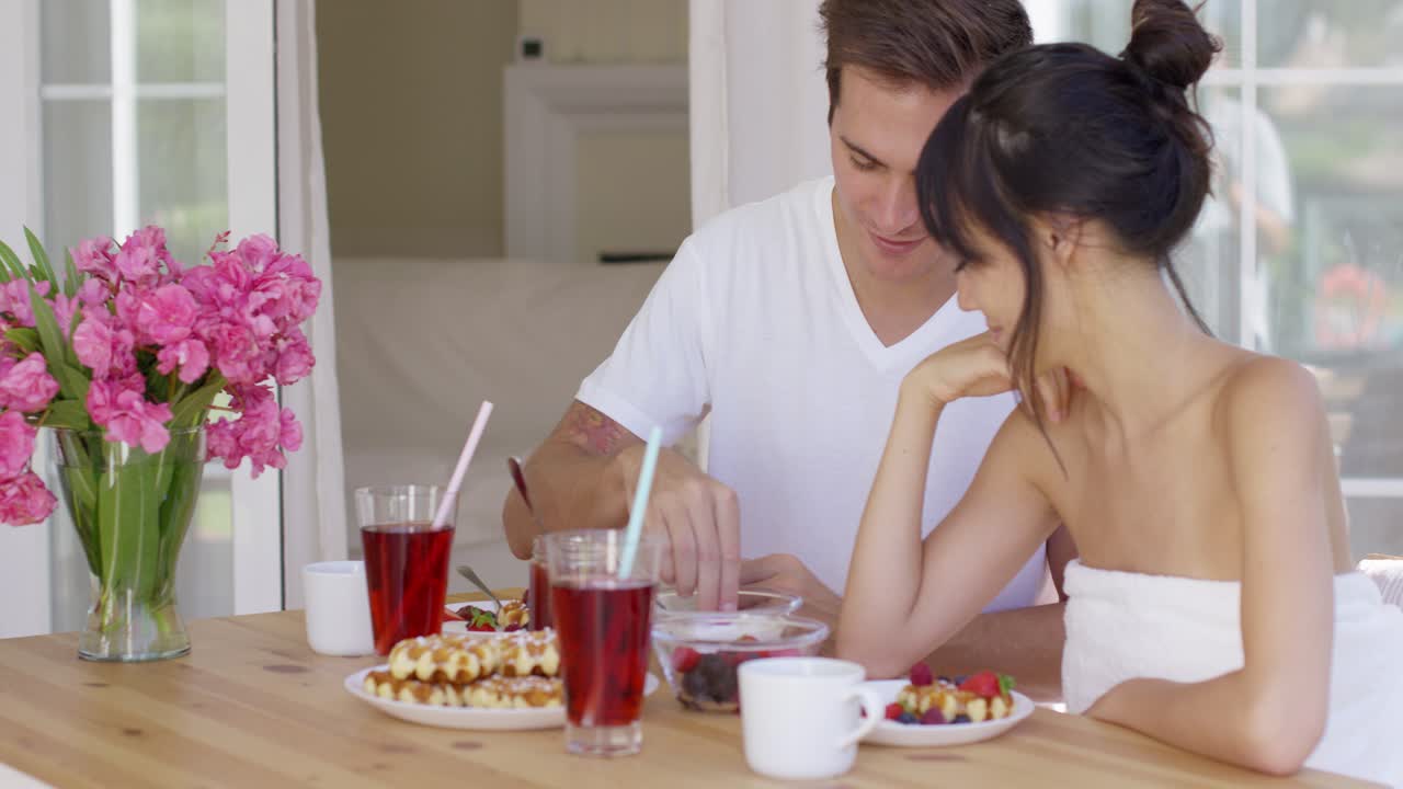 아침에 아내에게 과일을 먹이는 남자