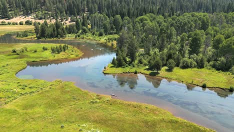 Beautiful-Kayaking-river-in-Southern-Oregon-with-bright-sunshine-viewed-form-above