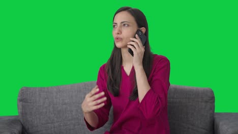 mujer india hablando con alguien en la pantalla verde de llamada