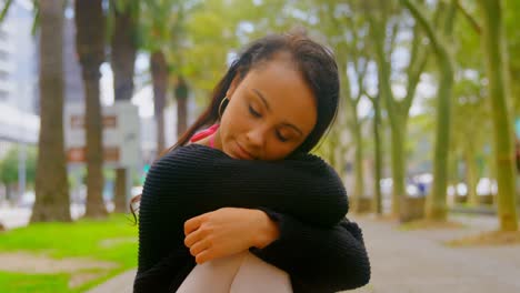 Schöne-Junge-Ballerina,-Die-Sich-Im-Park-4k-Entspannt