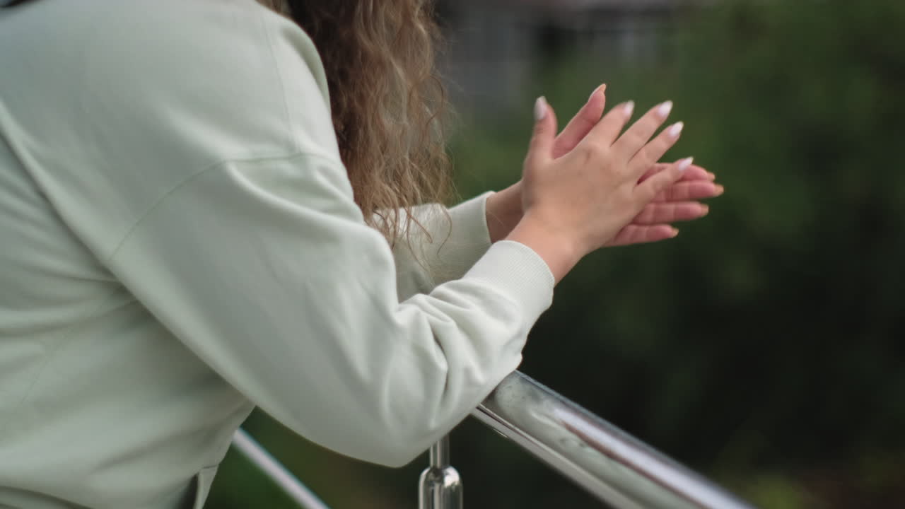 야외에서 박수를 치는 여자