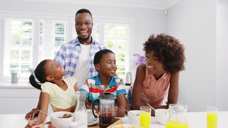 Familia-Feliz-En-La-Mesa-Del-Desayuno