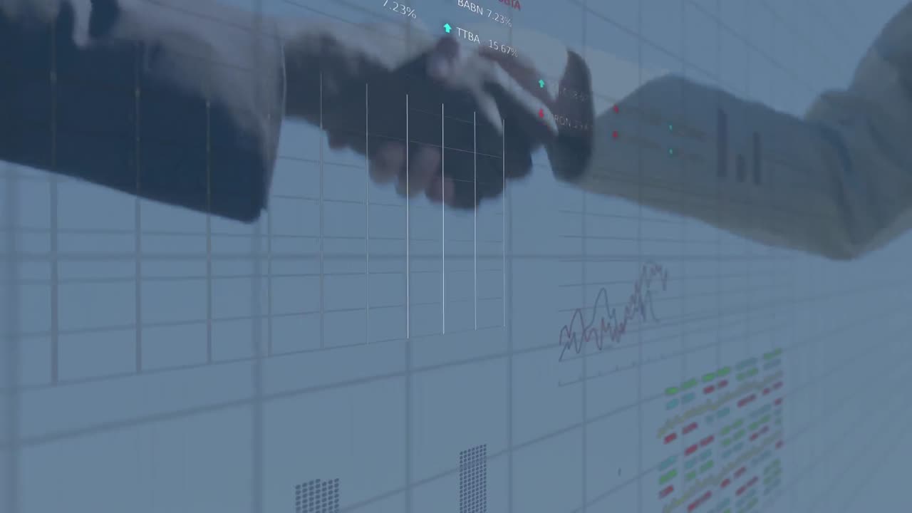 animación del procesamiento de datos sobre el apretón de manos de un hombre de negocios