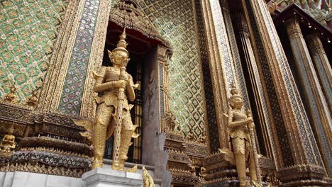 Gran-Palacio-De-Bangkok---Wat-Phra-Keaw---Hermosas-Columnas,-Paredes-Y-Estatuas-Que-Muestran-Capacidades-Artísticas-Y-Artesanales-Supremas