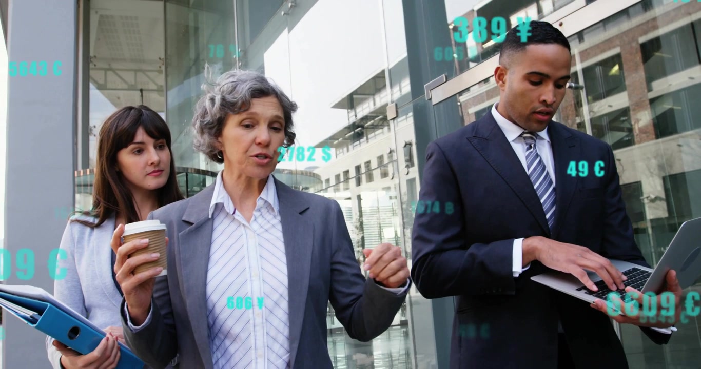 Equipe de negócios caminhando em fachada de vidro, com a mulher gesticulando em direção ao laptop e revisando sobreposições de dados tecnológicos.