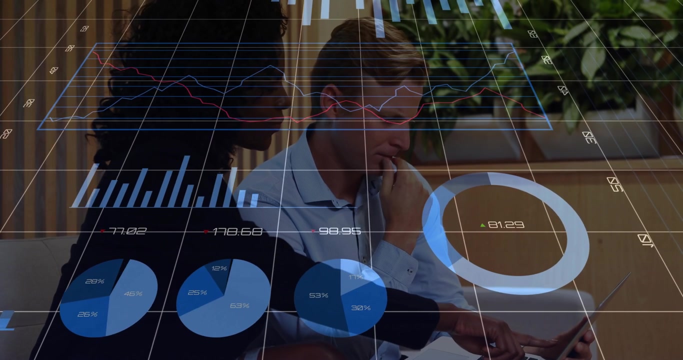 Profissionais de Negócios Analisando Dados Digitais e Gráficos no Laptop
