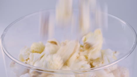 palomitas de maíz dulces cayendo en un cuenco