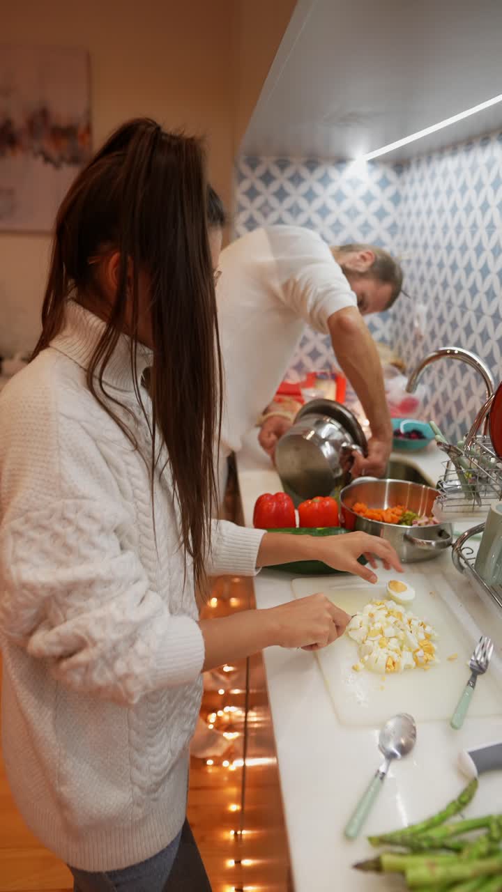 커플 이 함께 식사를 준비 하고 있다