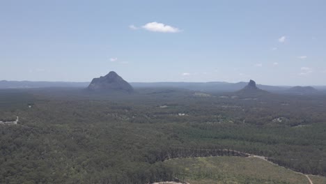 Monte-Beerwah-Y-Monte-Coonowrin-De-Las-Montañas-De-La-Casa-De-Cristal-En-El-Interior-De-La-Costa-Del-Sol,-Qld,-Australia