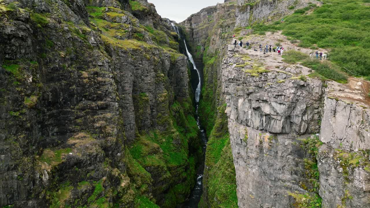 fotografía de drones de la cascada de glymur en islandia