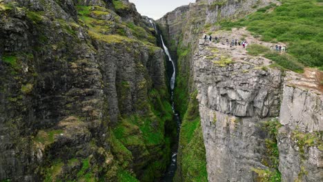 fotografía de drones de la cascada de glymur en islandia