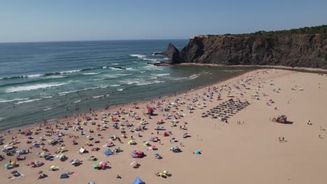 Flug-über-Sonnigen-Tag-Am-Wunderschönen-Strand-Mit-Klippen-In-Costa-Vicentina,-Alentejo,-Portugal