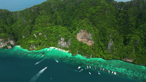 una foto aérea tomada en lo alto de las montañas en las islas phi phi, que están cubiertas de bosques verdes