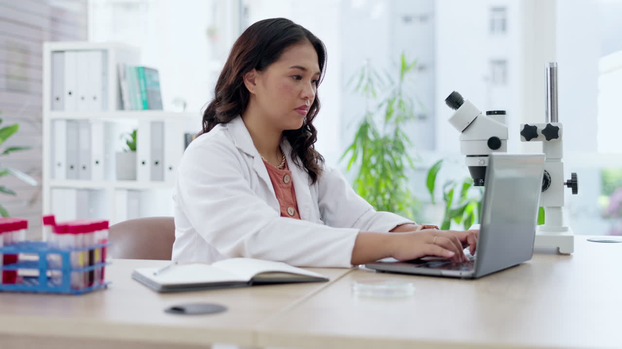 손목에 통증, 노트북과 병원에 있는 여성