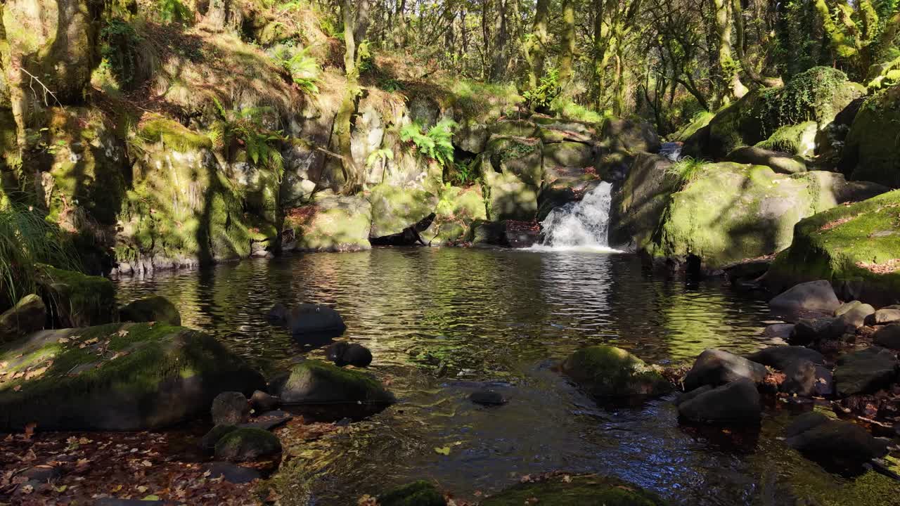 Cascada de Fírvado en el municipio de Mazaricos en la provincia de A Coruña, Galicia, España. Toma aérea de retroceso