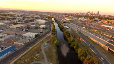 Wir-Fotografieren-Pendler-Der-I-25-Sowie-Den-Fluss-Platte,-Während-Der-Sonnenuntergang-über-Der-Skyline-Von-Denver-Hereinbricht