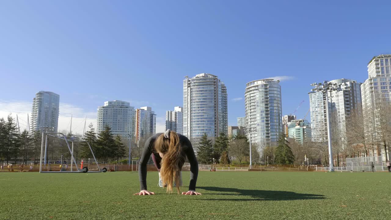mujer joven en forma haciendo ejercicio de peso corporal burpees en el parque