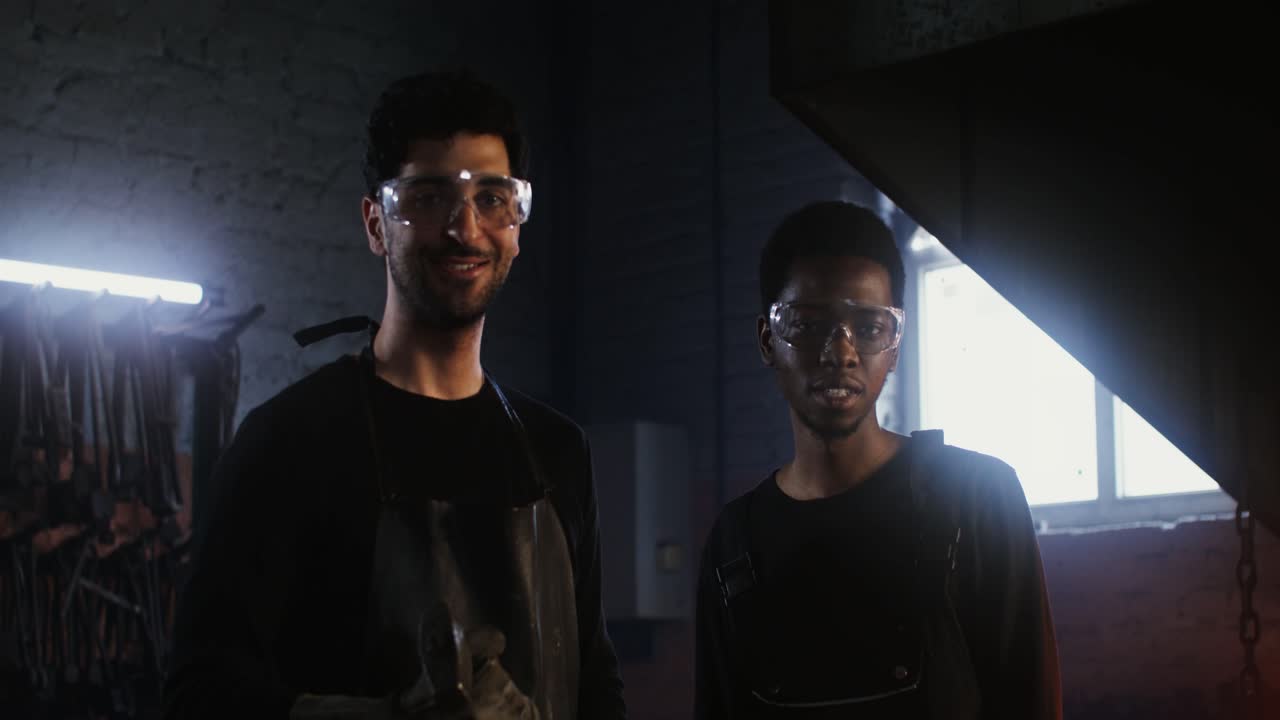 dos herreros en un taller