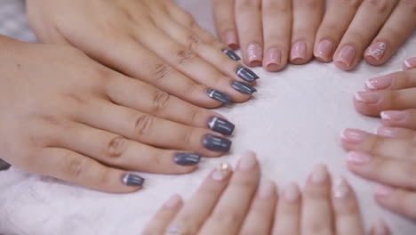 manos con diseño de arte de uñas