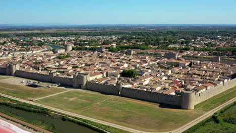 Die-Historische-Stadt-Aigues-mortes-In-Der-Camargue,-Frankreich-An-Einem-Sonnigen-Sommertag,-Die-Sich-Neben-Einem-Rosa-Salzsee-Befindet