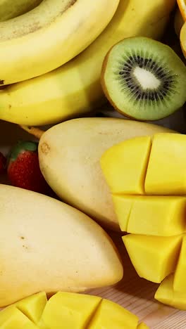 variedad de frutas expuestas sobre un fondo blanco