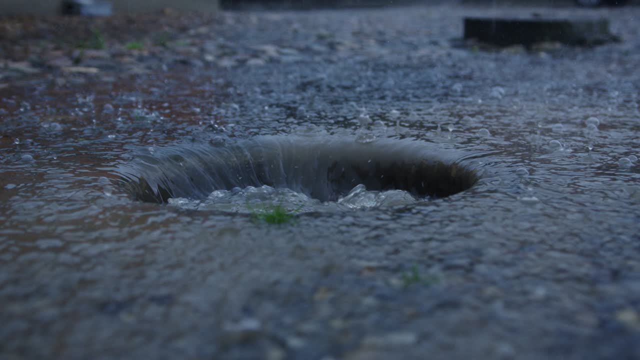 agua de lluvia que fluye hacia el drenaje circular