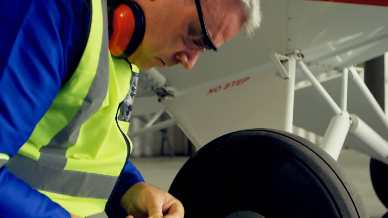 항공기 바 ⁇ 를 수리하는 엔지니어