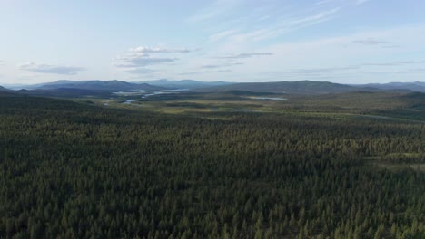 Luftaufnahme-Einer-Abgelegenen-Wildnis-Oberhalb-Des-Polarkreises-In-Schweden-An-Einem-Klaren-Tag
