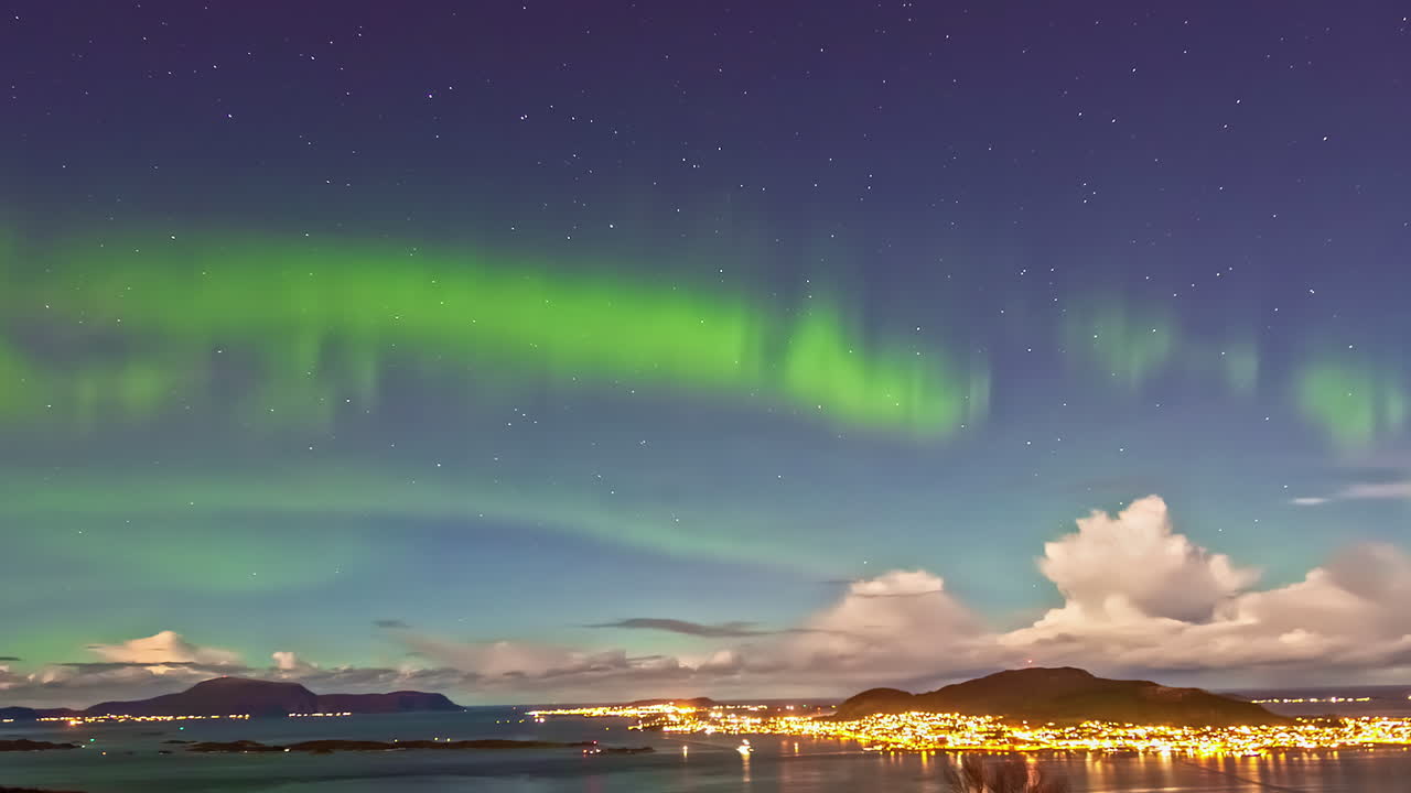 aurora boreal, luces del norte, lapso de tiempo frente a la costa de suecia.