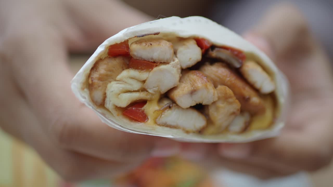 burrito de pollo con pimientos y queso