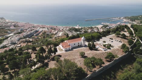iglesia de nossa senhora de castelo en sesimbra portugal, tiro orbital aéreo 4k