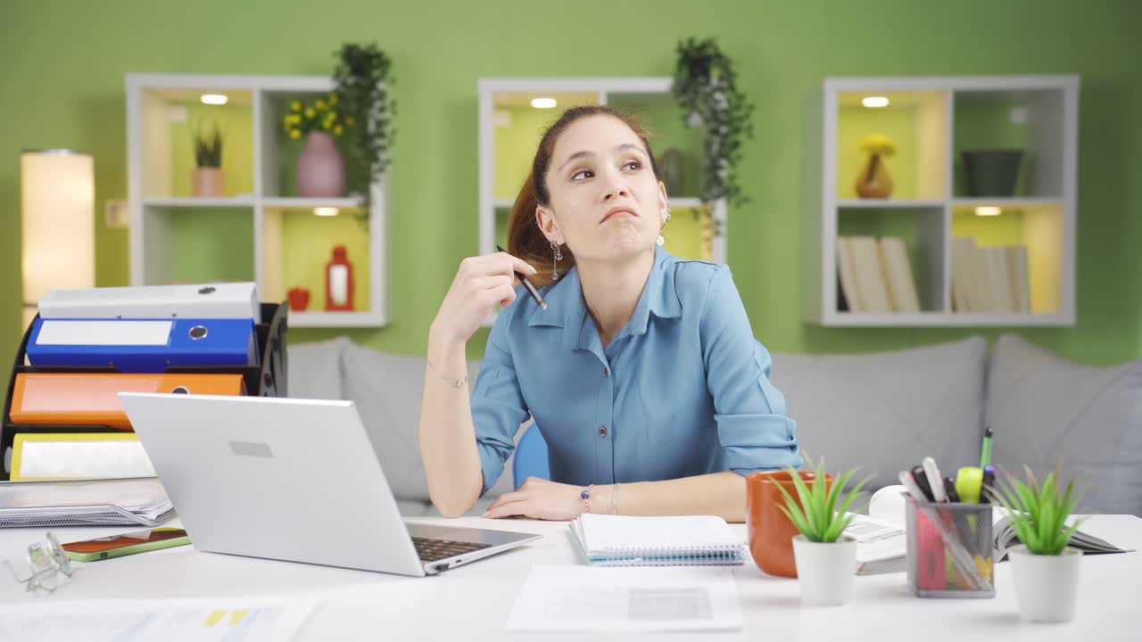 mujer de negocios exitosa motivada que se adapta al trabajo.