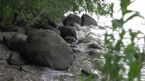 Zeitlupenwellen-An-Der-Küste-Mit-Felsen