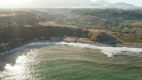 olas espumosas salpicando en la orilla arenosa de città del mare-perla del golfo en sicilia, italia - toma aérea de drones