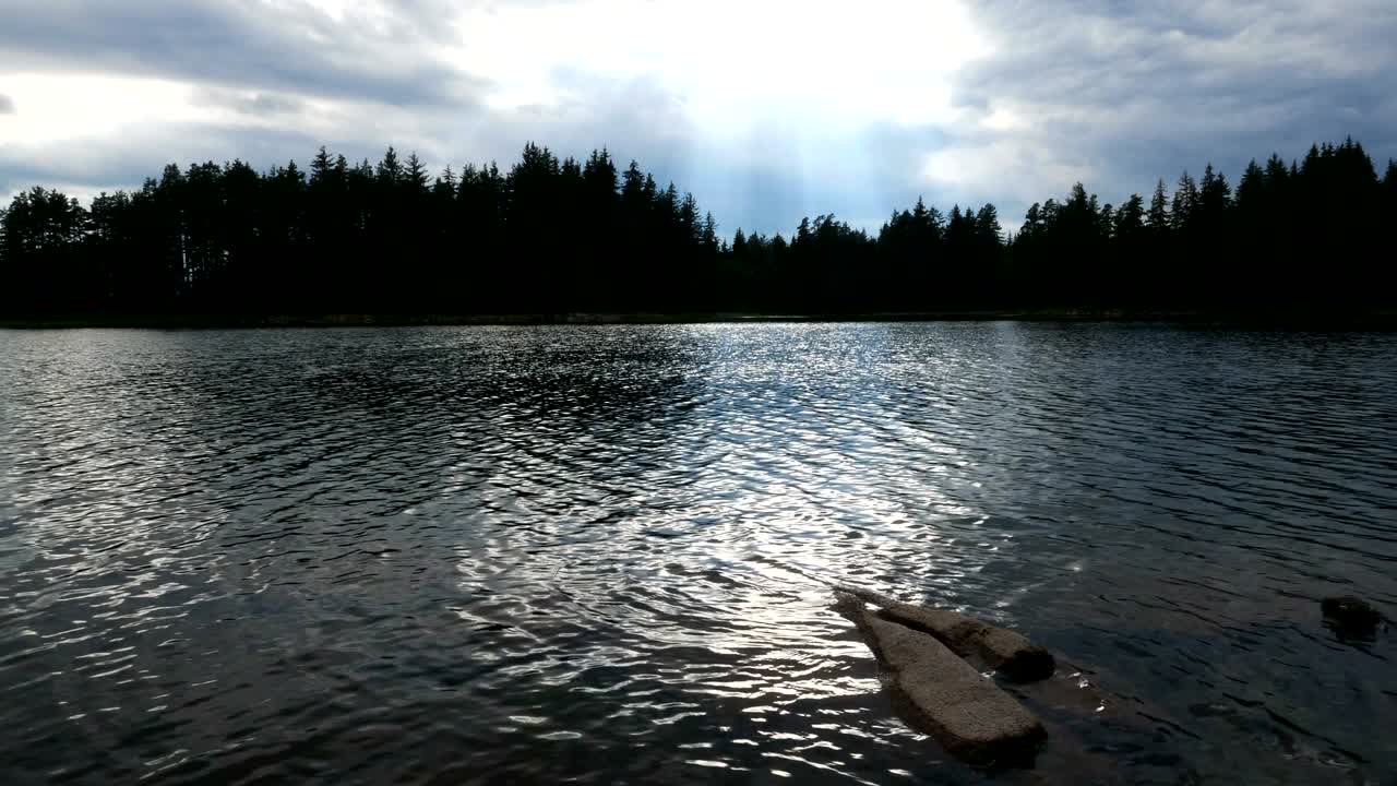 물 풍경과 움직이는 구름