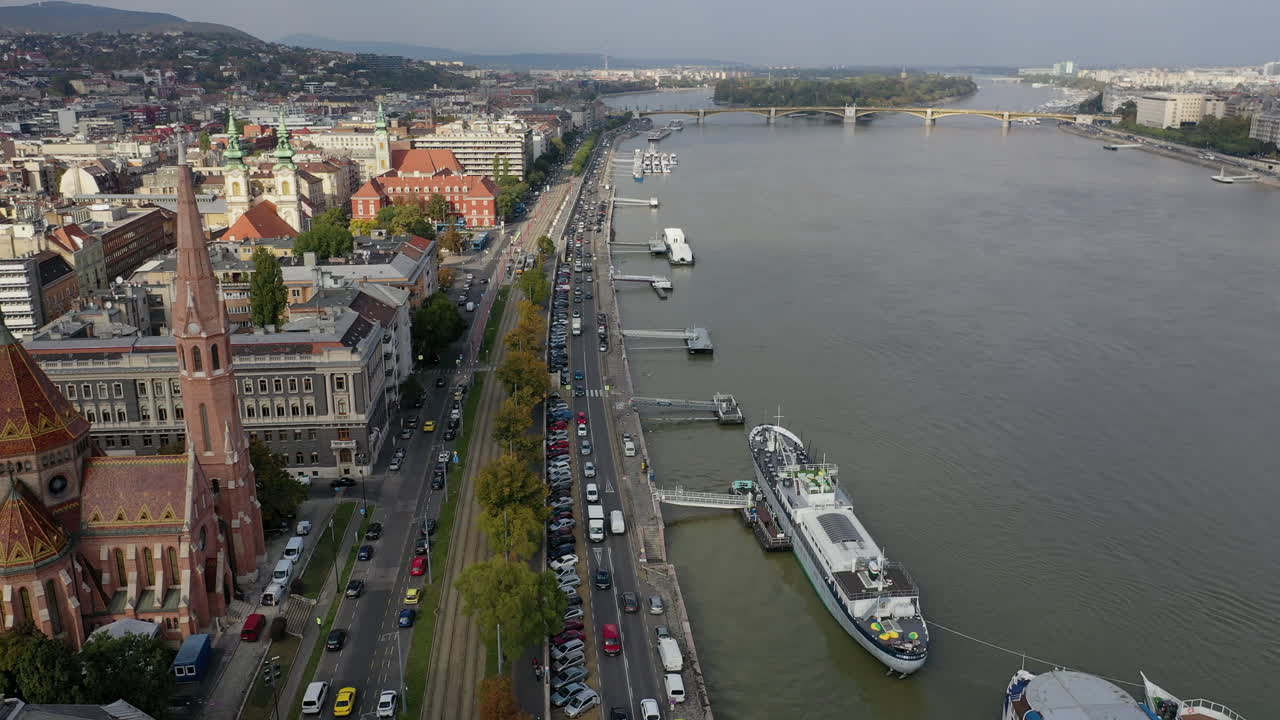 Budapest e il fiume Danubio in autunno, vista da drone