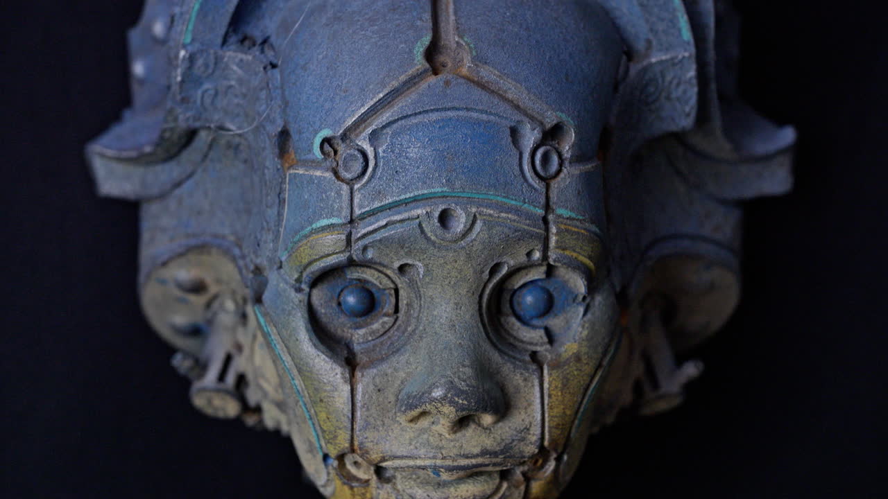 hr giger에서 영감을 받은 상세한 머리 조각, 4k 수직  ⁇