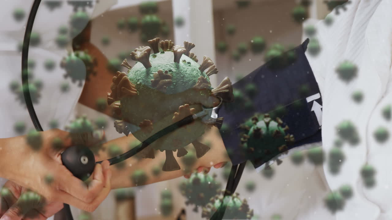 múltiples células de covid-19 contra la sección media de un trabajador de la salud que comprueba la presión arterial de una mujer mayor