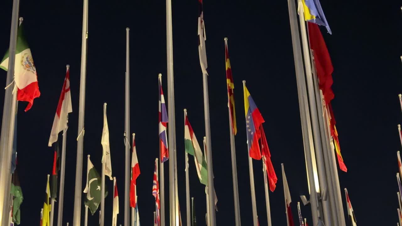 플래그 플라자는 카타르 도하에서 모든 국가의 국기가 게양되는 광장입니다.