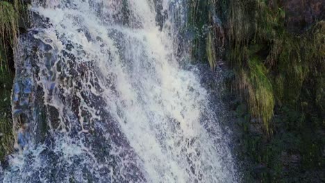 imágenes aéreas de un dron de una alta cascada rocosa en los valles de yorkshire, centavos