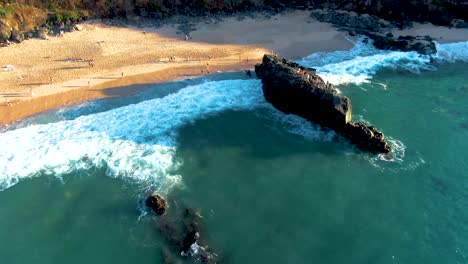 Klippenspringen-Und-Schwimmen-In-Hawaii-Waimea-Beach-Bay