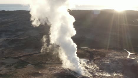 Antenne-Am-Gunnuhver-Geysir-Mit-Hellem,-Verträumtem-Sonnenuntergang,-Malerischen-Lichtstrahlen