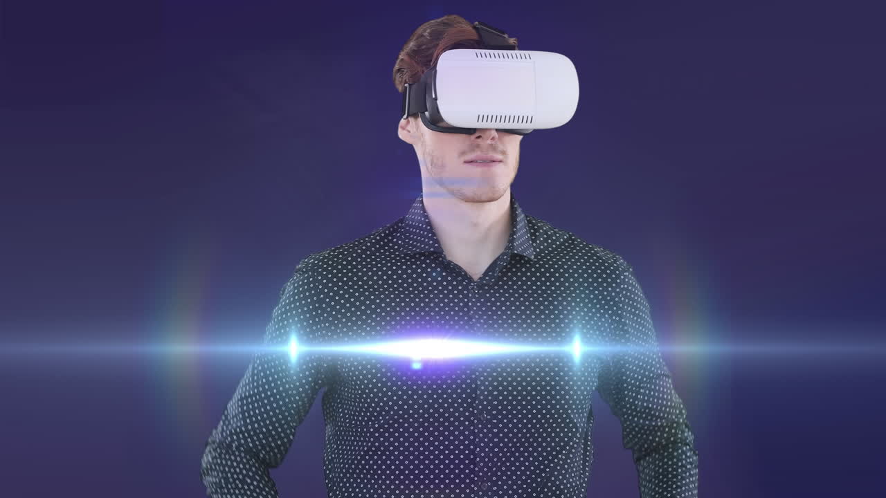 animazione di un uomo in auricolare vr utilizzando un'interfaccia virtuale, con luce in movimento, su viola
