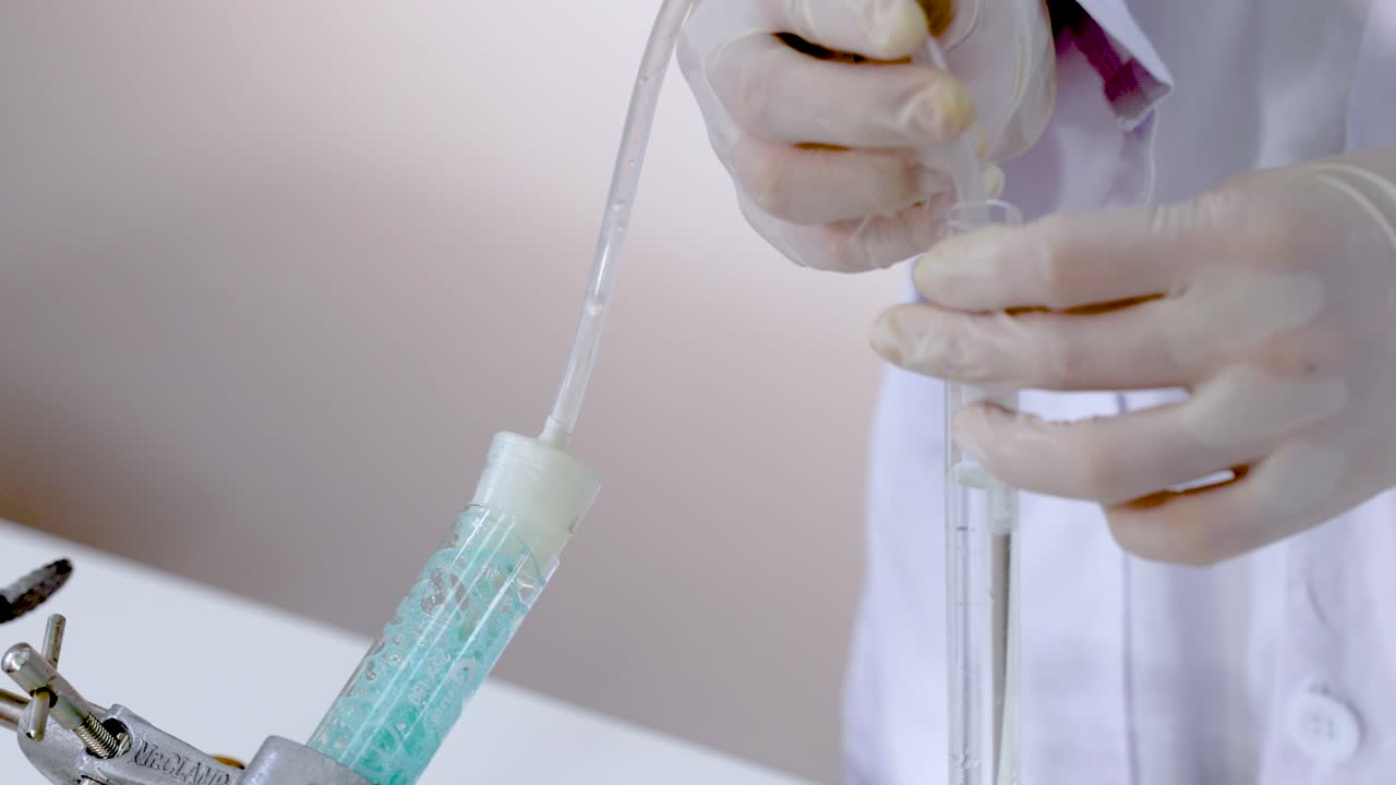 demostración de una reacción química en un entorno de laboratorio