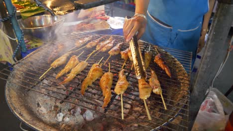 Barbacoa-A-La-Parrilla-Alitas-De-Pollo-Asado-Al-Carbón-Mercado-Nocturno-Puesto-De-Comida-Callejera-Cocinar-Hornear